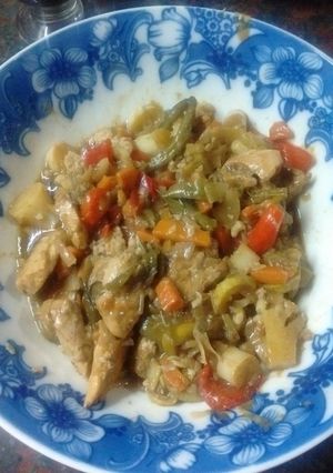 Una foto de Pechuga de pollo con vegetales in wok