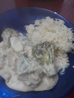 Una foto de Pechuga de pollo en crema con brócoli