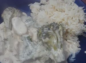 Una foto de Pechuga de pollo en crema con brócoli