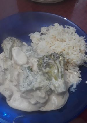 Una foto de Pechuga de pollo en crema con brócoli
