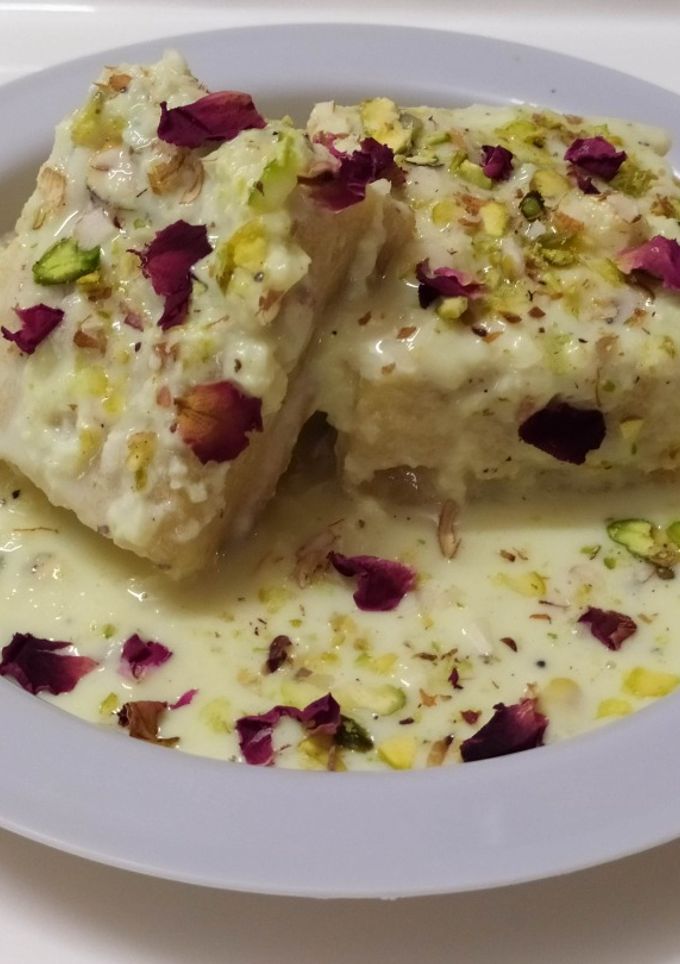સ્ટીમ્ડ રસમલાઈ કેક :(steam rasmalai in Gujarati) રેસીપી મુખ્ય ફોટો