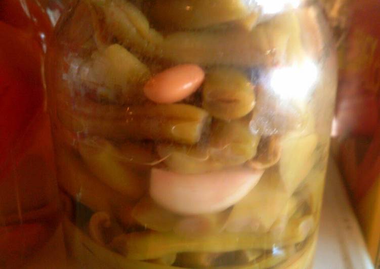 How to Prepare Homemade Canned Garlic Green Beans