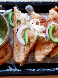 मुंबई स्टाइल ग्रिल सैंडविच (mumbai style grill sandwich recipe in Hindi) रेसिपी मुख्य फोटो