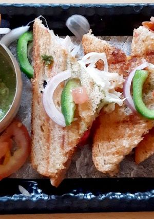 मुंबई स्टाइल ग्रिल सैंडविच (mumbai style grill sandwich recipe in Hindi) रेसिपी मुख्य फोटो