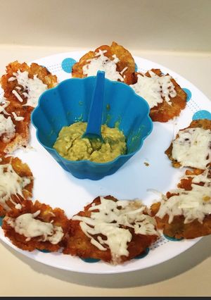 Una foto de Plátano (patacones) con queso y aguacate