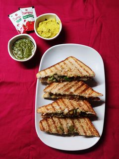 ચીઝ પનીર કોર્ન ગ્રિલ્ડ સેન્ડવીચ (Cheese Paneer Corn Grilled Sandwich Recipe In Gujarati) રેસીપી મુખ્ય ફોટો