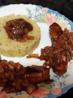 Una foto de Butifarras al vino tinto con puré de patata