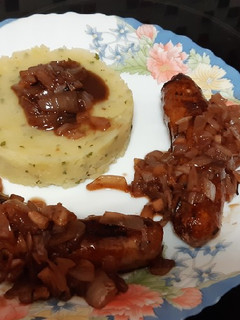 Una foto de Butifarras al vino tinto con puré de patata