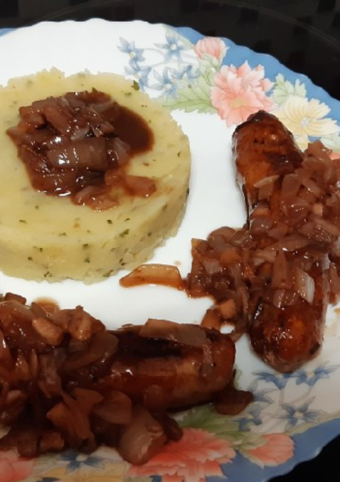 Una foto de Butifarras al vino tinto con puré de patata