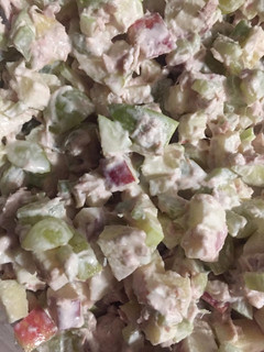 Una foto de Ensalada de manzana y atún