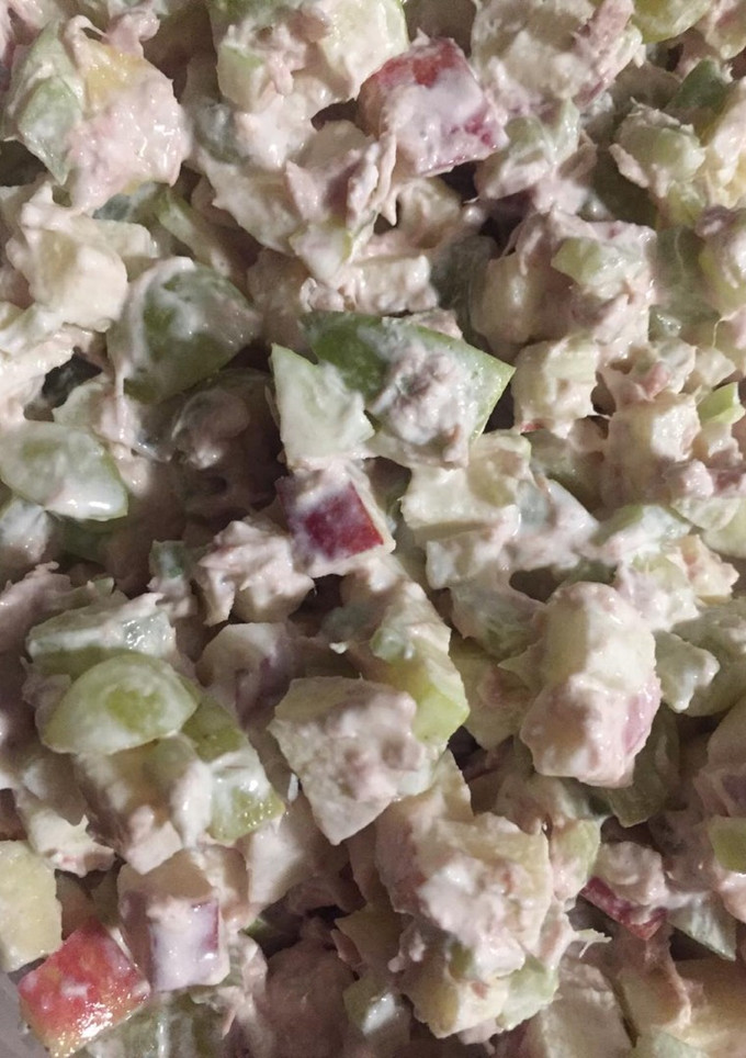 Una foto de Ensalada de manzana y atún