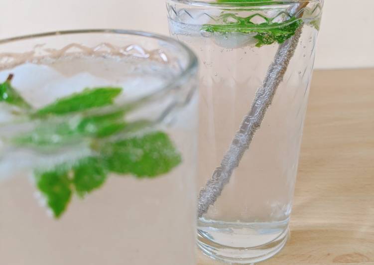 Ridiculously Easy Gin and Elderflower Cocktail