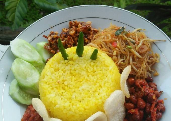Bagaimana cara bikin Nasi Kuning Magic Com dijamin lezat