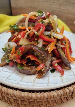 Una foto de Berenjenas al estilo coreano. Ensalada de berenjenas
