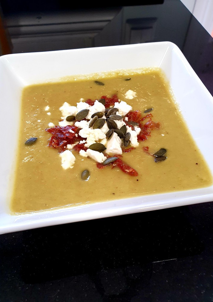 Una foto de Crema de alcachofas y puerro