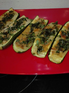 Una foto de Calabacines al horno con pan rallado y perejil