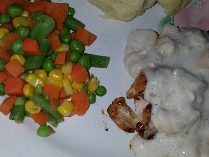 Langkah Mudah untuk Membuat Resep Steak ayam saus jamur dengan sayuran dan kentang tumbuk yang Bisa Manjain Lidah Anti Ribet, Mantap