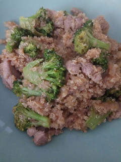 Una foto de Salteado de quinoa con brócoli y cerdo