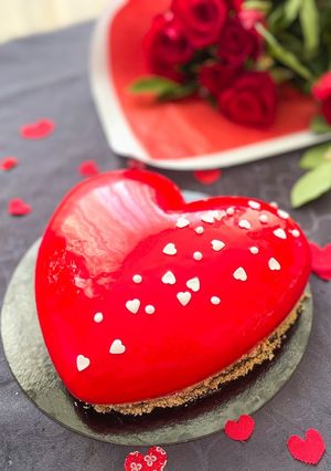 Une photo de Gâteau-miroir en forme de cœur 3D, fourré à la fraise et à la mousse à la vanille