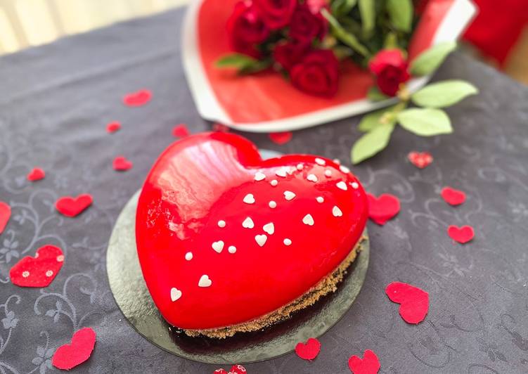Gâteau-miroir en forme de cœur 3D, fourré à la fraise et à la mousse à la vanille