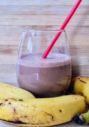 Una foto de Licuado de banana y cacao 🍌Chocolatada energética y saludable 🥛