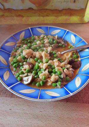 Gombás borsópörkölt, nokedlivel recept fotója