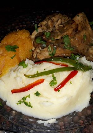 Una foto de Pollo al oreganato con guarnición de puré de zapallo y papas