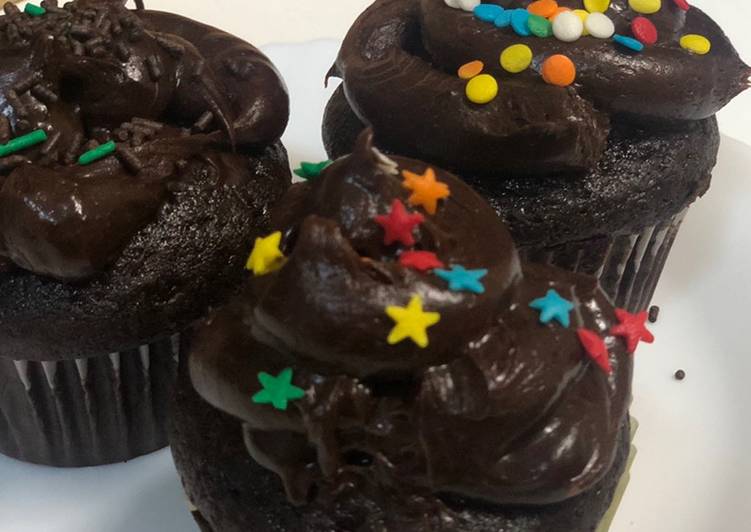 Moist Chocolate Cupcakes with Chocolate Buttercream Frosting- Kids Friendly