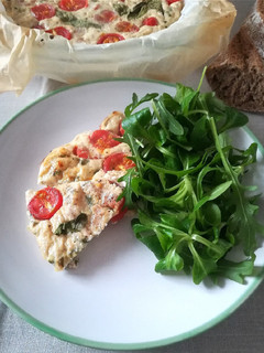 Una foto de Quiche de tomates cherry, atún y albahaca sin masa
