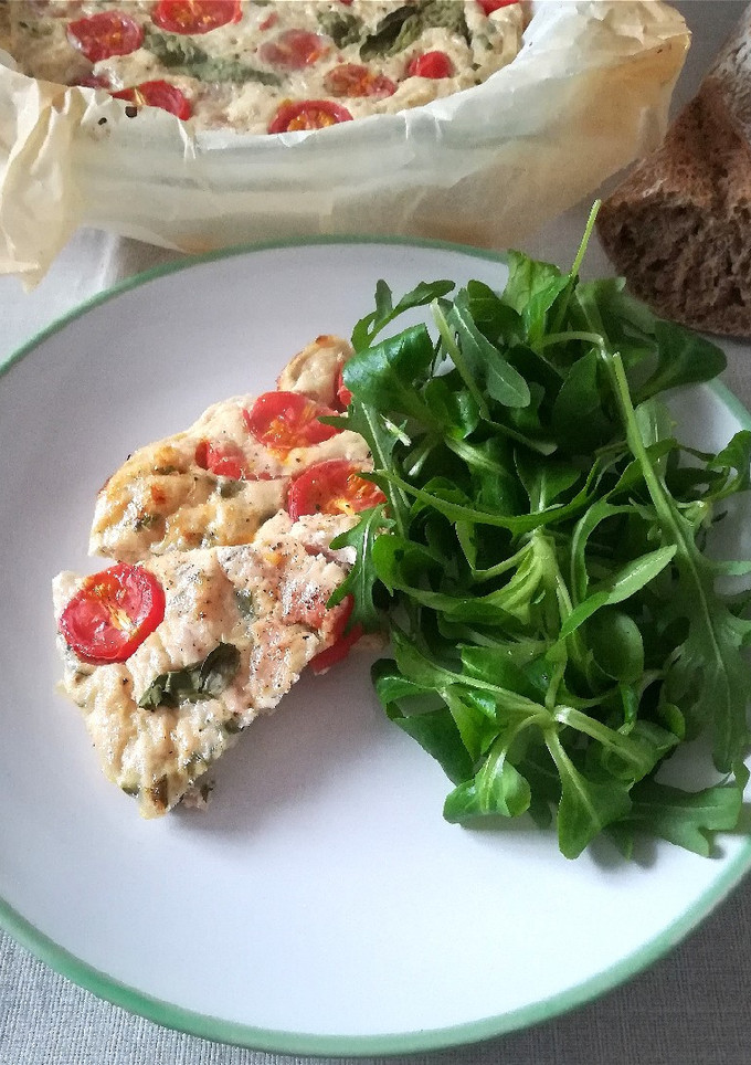 Una foto de Quiche de tomates cherry, atún y albahaca sin masa
