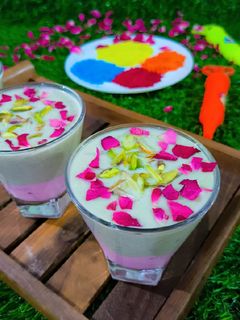 ઠંડાઈ રોઝ લસ્સી (Thandai Rose lassi recipe in Gujarati) રેસીપી મુખ્ય ફોટો