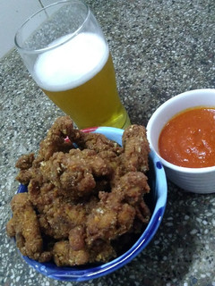 Una foto de Pollo frito estilo KFC, con salsa picante