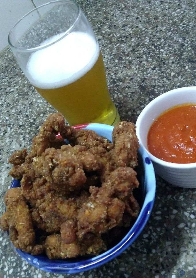 Una foto de Pollo frito estilo KFC, con salsa picante