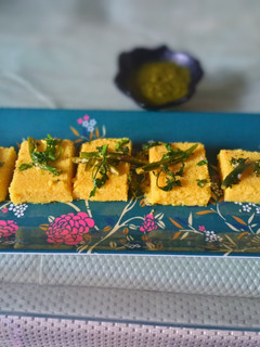 ढोकला(dhokla recipe in hindi) रेसिपी मुख्य फोटो