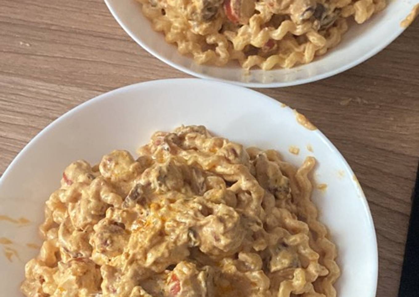 Pasta cremosa con chistorra y champiñones