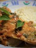 Pescado en salsa de tomate y albahaca