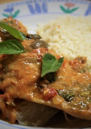 Una foto de Pescado en salsa de tomate y albahaca