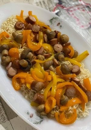 Φωτογραφία της συνταγής Noodles με πιπεριές, μανιτάρια και λουκάνικα