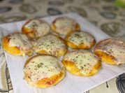 Una foto de pizzetas con levadura seca