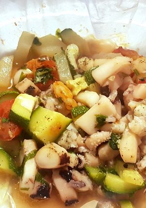 Foto di Insalata di mare con verdure al cartoccio