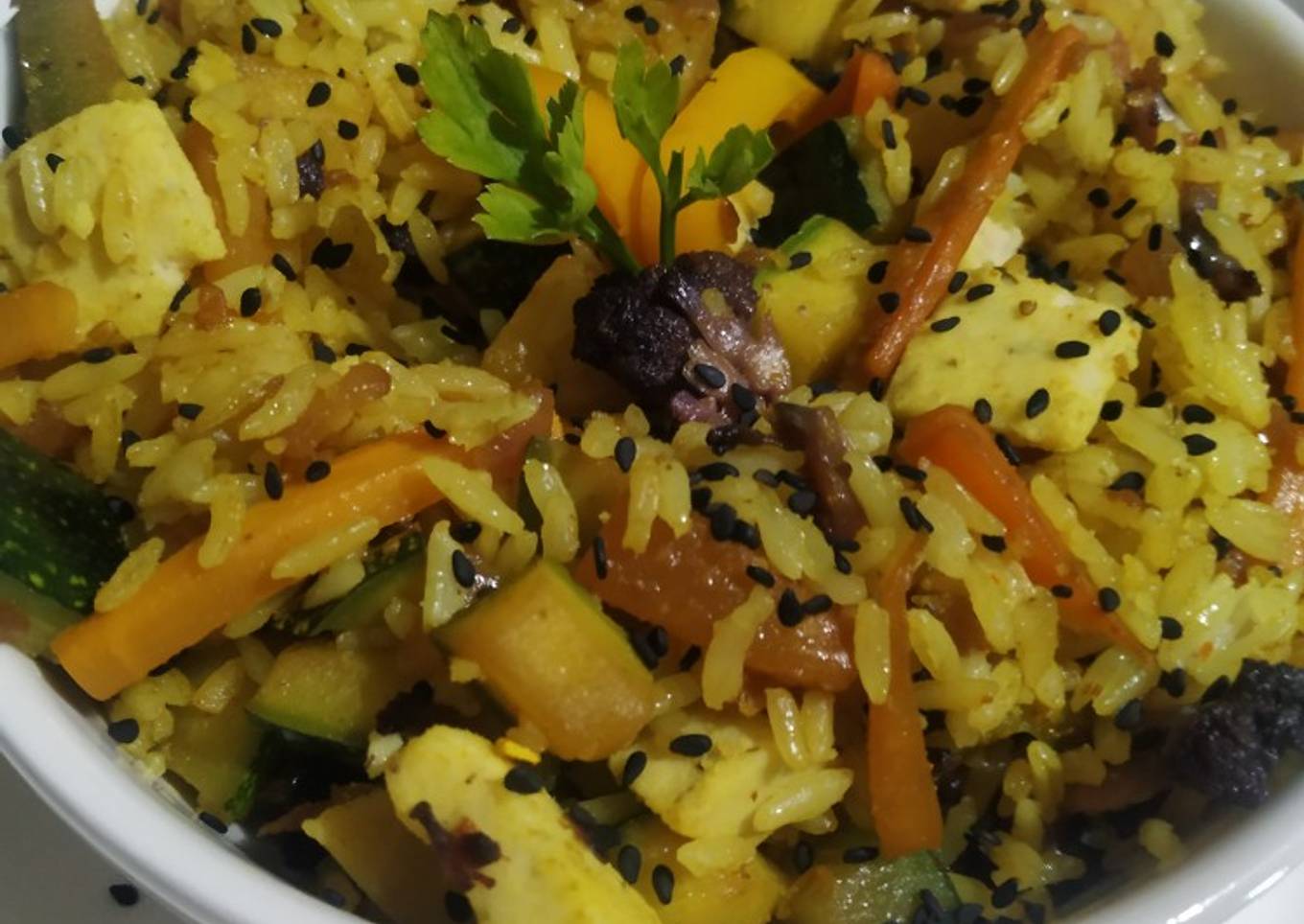 Arroz al curry con vegetales y queso vegano