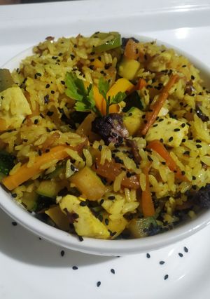 Una foto de Arroz al curry con vegetales y queso vegano