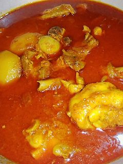 গোটা রসুন ও আলু দিয়ে চিকেনের ঝোল(gota rasun o aloo diye chickener jhol recipe in Bengali) রেসিপির প্রধান ছবি