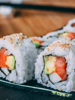 Una foto de Alaska roll sushi
