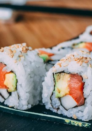 Una foto de Alaska roll sushi