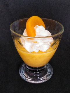 Una foto de Postre de melocotón en conserva