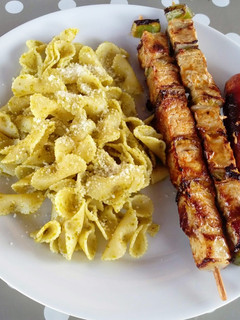 Una foto de Pinchos de cerdo con verduras, chorizo y pasta con pesto y queso