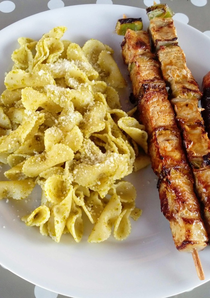 Una foto de Pinchos de cerdo con verduras, chorizo y pasta con pesto y queso