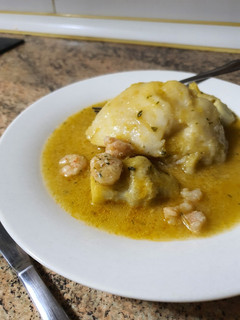 Una foto de Merluza con gambas y alcachofa en salsa de puerro