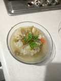 Caldo de pollo con verduras, arroz y garbanzos